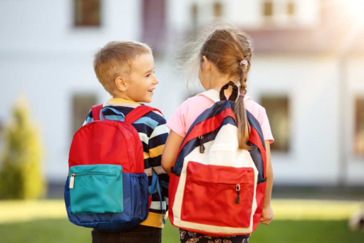 ritorno a scuola attenzione zaino