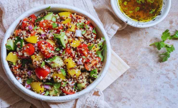 ricetta dell'insalata di quinoa con pollo e verdure