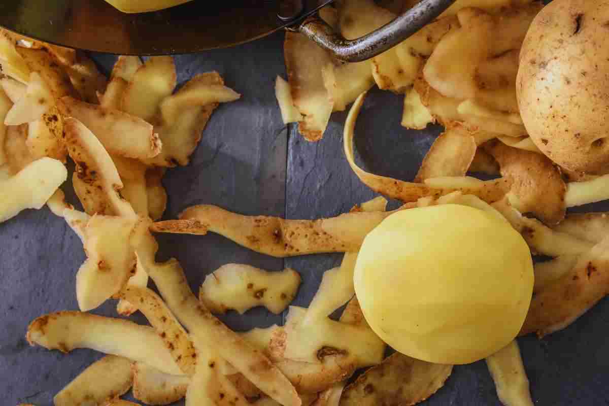 il trucco per pelare le patate senza pelapatate