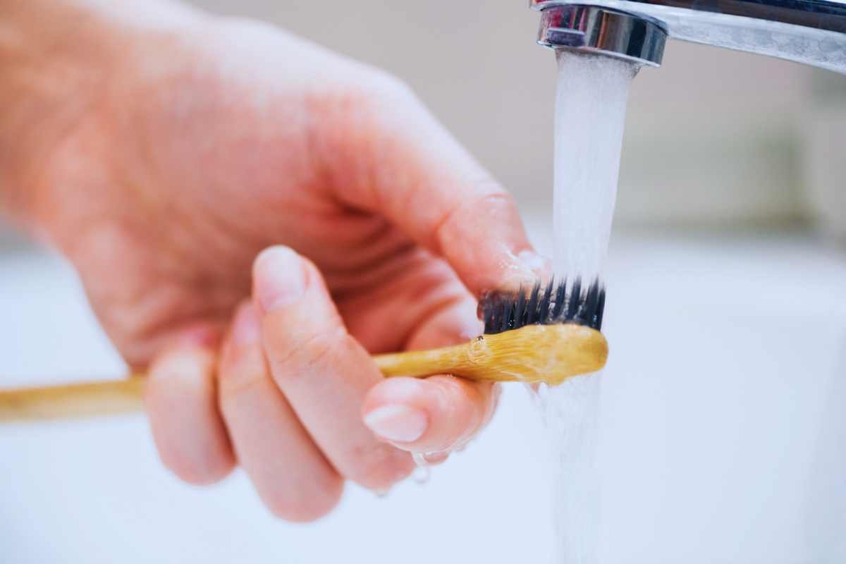 come pulire bene lo spazzolino da denti