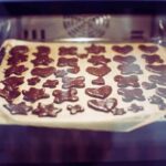 Biscotti di Natale al cioccolato sotto l’albero