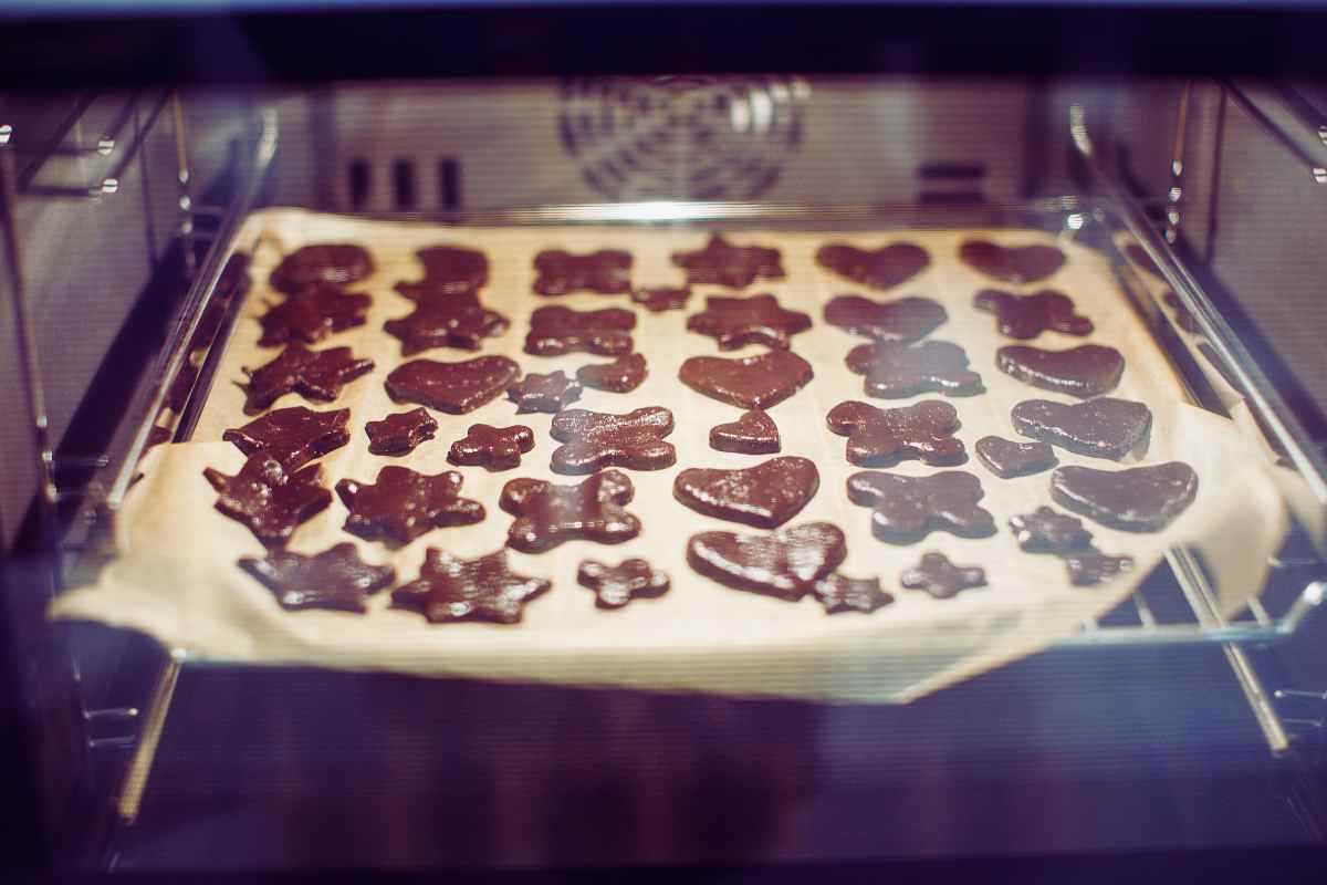 Biscotti di Natale al cioccolato sotto l’albero