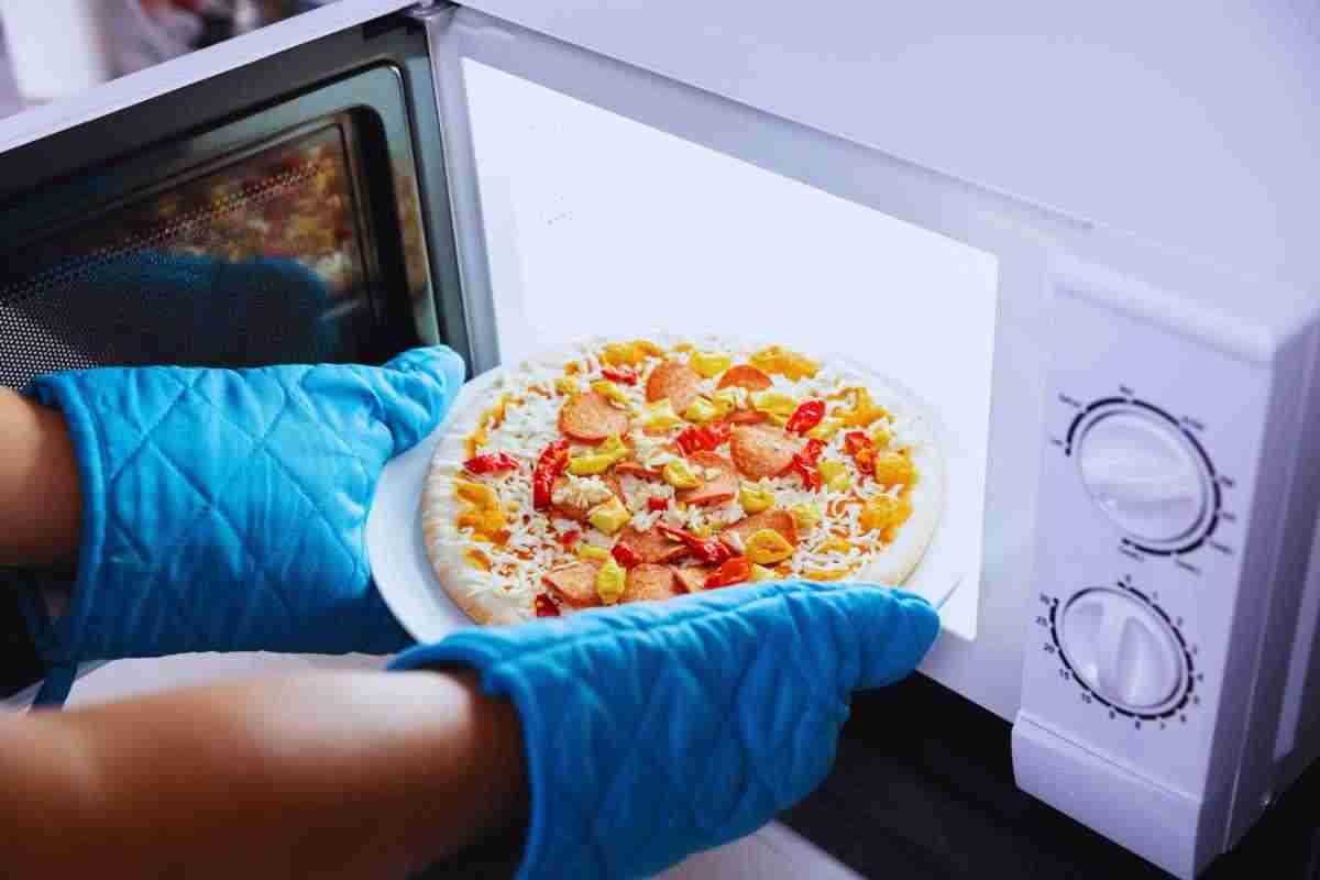 come riscaldare la pizza al microonde