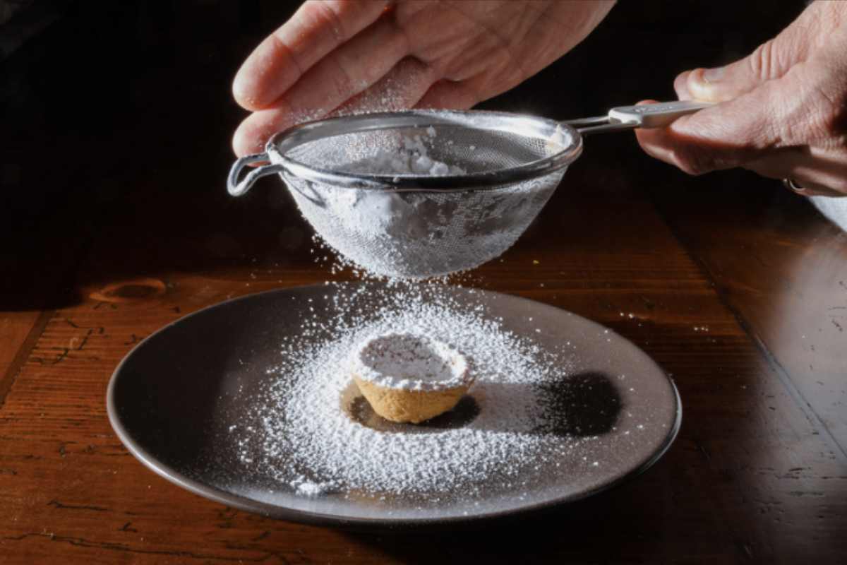 Preparare lo zucchero a velo in casa è un’operazione davvero semplice e non richiede particolari abilità culinarie.