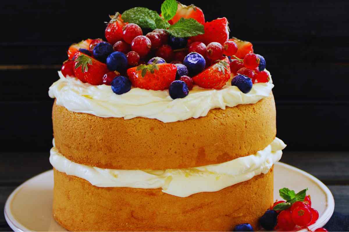 ricetta del pan di spagna con chantilly e frutti di bosco