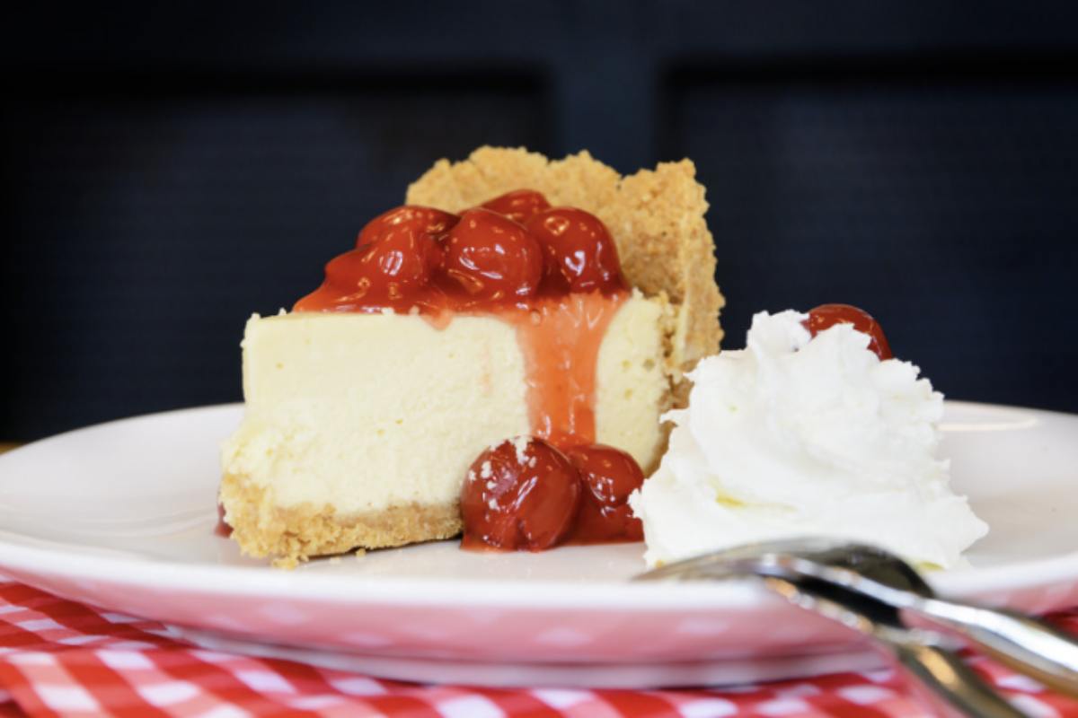 La New York cheesecake si distingue per il suo bordo alto e spesso