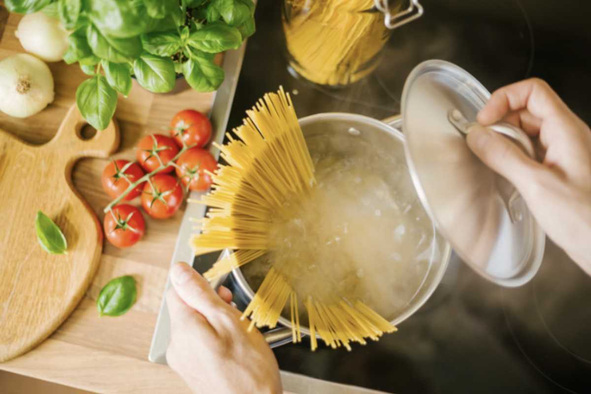 Questo primo piatto, caldo e avvolgente, è perfetto per le cene invernali